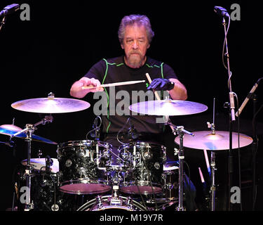 Coral Springs FL, USA. 28 janvier, 2018. Stu Cook et Doug Clifford de Creedence Clearwater Revisited effectuer à Coral Springs Centre pour les arts le 28 janvier 2018 à Coral Springs, en Floride. Credit : Mpi04/media/Alamy Punch Live News Banque D'Images