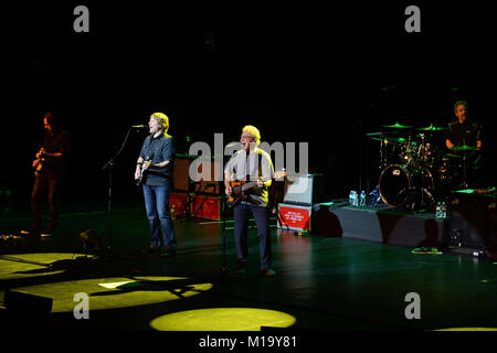 Coral Springs FL, USA. 28 janvier, 2018. Stu Cook et Doug Clifford de Creedence Clearwater Revisited effectuer à Coral Springs Centre pour les arts le 28 janvier 2018 à Coral Springs, en Floride. Credit : Mpi04/media/Alamy Punch Live News Banque D'Images