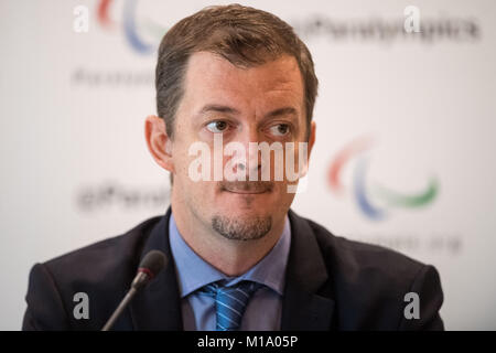 Bonn, Allemagne. 29 janvier, 2018. Andrew Parsons, président du Comité International Paralympique prend la parole lors d'une conférence de presse à Bonn, Allemagne, du 29 janvier 2018. L'équipe russe a été exclu de l'hiver prochain les Jeux Paralympiques à Pyeongchang, tandis que les athlètes peuvent concourir sous un pavillon neutre. Credit : Marius Becker/dpa/Alamy Live News Banque D'Images