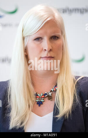 Chelsey Gotell, présidente de la commission des athlètes du Comité International Paralympique prend la parole lors d'une conférence de presse à Bonn, Allemagne, du 29 janvier 2018. L'équipe russe a été exclu de l'hiver prochain les Jeux Paralympiques à Pyeongchang, tandis que les athlètes peuvent concourir sous un pavillon neutre. Photo : Marius Becker/dpa Banque D'Images