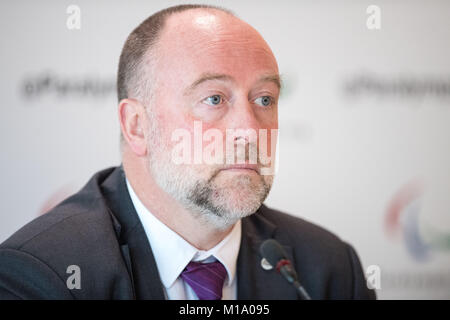 Peter van de Vliet, directeur médical du Comité International Paralympique prend la parole lors d'une conférence de presse à Bonn, Allemagne, du 29 janvier 2018. L'équipe russe a été exclu de l'hiver prochain les Jeux Paralympiques à Pyeongchang, tandis que les athlètes peuvent concourir sous un pavillon neutre. Photo : Marius Becker/dpa Banque D'Images