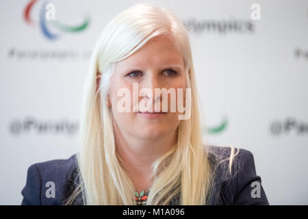 Chelsey Gotell, présidente de la commission des athlètes du Comité International Paralympique prend la parole lors d'une conférence de presse à Bonn, Allemagne, du 29 janvier 2018. L'équipe russe a été exclu de l'hiver prochain les Jeux Paralympiques à Pyeongchang, tandis que les athlètes peuvent concourir sous un pavillon neutre. Photo : Marius Becker/dpa Banque D'Images