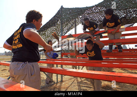 Le 28 octobre 2017, les équipes du corps des cadets de Californie de l'Arrowview Middle School de San Bernardino ont participé au Xtreme Team Challenge à la base d'entraînement des forces armées de Los Alamitos, complétant plusieurs exercices de portage de litière, y compris le balancier, l'ascension de la tour, le portage aérien et le rampage bas. Banque D'Images