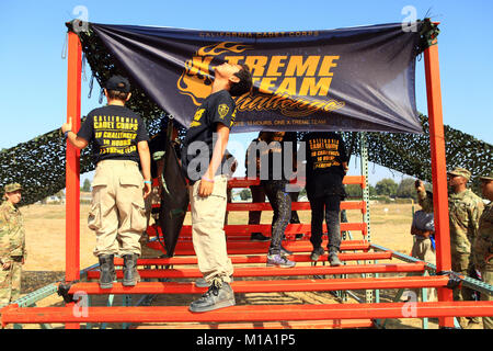 Les cadets participent au California Cadet corps Xtreme Team Challenge à la base d'entraînement des forces armées de Los Alamitos, naviguant sur un parcours d'obstacles de transport de litière qui comprend une poutre d'équilibre, une montée de tour, un transport aérien et une descente, avec des équipes requises pour maintenir des sacs de sable sur la litière pour compléter chaque élément avec succès. Banque D'Images