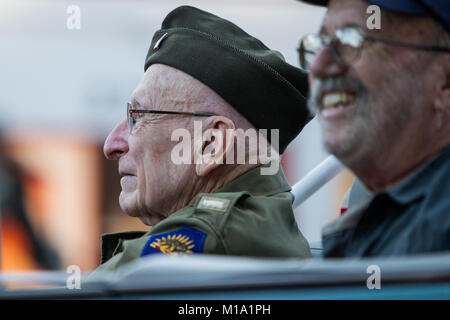 1er lieutenant Donald B. Prell, une bataille des Ardennes survivant qui a été blessé et fait prisonnier de guerre dans la seconde guerre mondiale, dans la 21e édition de la Journée des anciens combattants de Palm Springs Parade, le 11 novembre 2017, à Palm Springs, en Californie. Prell a été avec la 106e Division d'infanterie durant la Seconde Guerre mondiale, et a servi plus tard avec la 40e Division d'infanterie de la Garde nationale de Californie. (Photo de la Garde nationale aérienne Aviateur Senior Housman Crystal) Banque D'Images