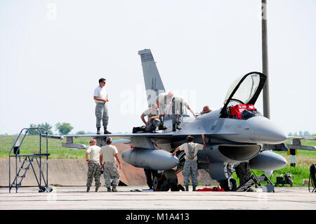 110725-Z-VM449-023 de la maintenance de la Californie et de l'Alabama Air National Guards remplacer un contrôleur de données au cours de l'air Safe Skies le 25 juillet 2011. Safe Skies 2011 est un militaire de l'échange entre les Etats-Unis, l'Ukraine et la Pologne afin d'améliorer la sécurité de l'espace aérien au-dessus de l'Ukraine et la Pologne en vue de l'Eurocup 2012.(U.S. Air Force photo de Tech. Le Sgt. Charles Vaughn/libérés) Banque D'Images