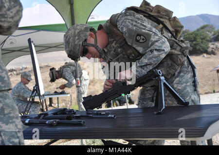 110912-Z-DH635-014 SPC. Daniel Bietz de la 49e Brigade de police militaire hors de Fairfield, en Californie, a pris à part et remonté une mitrailleuse M249 pour le meilleur temps au cours de la concurrence du guerrier au Camp San Luis Obispo, Californie, le 12 septembre 2011. Le premier jour de la semaine, les neuf concurrents a effectué un test de condition physique de l'Armée, Armes effectué les tâches connaissances à cinq stations, et courut, qui consistait à appeler dans les rapports, la réaction à l'incendie, directs et indirects d'effectuer les premiers soins, s'engager l'ennemi, l'élimination d'un bâtiment et appelant à une évacuation sanitaire. (Armée de la gua Banque D'Images