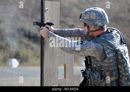 110913-Z-XQ016-015 SPC. Daniel Bietz de Lincoln, en Californie, un ingénieur de combat avec la 235e compagnie de sapeurs, 579e bataillon du génie, 49e Brigade de police militaire, pousses de derrière un obstacle lors d'un événement au meilleur de la concurrence du guerrier au Camp San Luis Obispo, Californie, le 13 septembre 2011. L'événement, qui avait des soldats à la fois le tir pistolet Beretta M9 et le M4 carbine vers plusieurs cibles se chevauchent, de derrière les obstacles, a été une progression par rapport à l'an dernier événement gamme traditionnelle. "C'est ce qui ne vous va effectivement donner au combat ou si nous avons été activée pour un état d'urgence," a déclaré Comman Banque D'Images