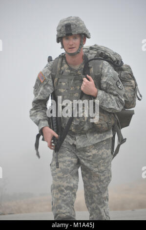 110914-Z-DH635-014 SPC. Daniel Bietz de Lincoln, en Californie, un ingénieur de combat avec 235e compagnie de sapeurs, 579e bataillon du génie, 49e Brigade de police militaire, ruck marches à travers le brouillard collines couvertes dans le cadre de la compétition meilleur Guerrier au Camp San Luis Obispo, Californie, 14 septembre 2011. (Photo de la Garde nationale de l'Armée/ Sgt. André Gardies Salli) Banque D'Images