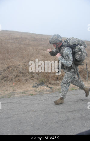 110914-Z-DH635-015 SPC. Daniel Bietz de Lincoln, en Californie, un ingénieur de combat avec 235e compagnie de sapeurs, 579e bataillon du génie, 49e Brigade de police militaire, fait de son mieux pendant son impression rocheux 5.2 miles ruck mars dans le cadre de la compétition meilleur Guerrier au Camp San Luis Obispo, Californie, 14 septembre 2011. Bietz est un anglais à l'Université de Californie - Davis. (Photo de la Garde nationale de l'Armée/ Sgt. André Gardies Salli) Banque D'Images