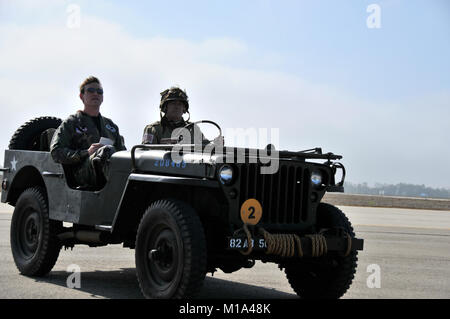 111023-Z-XQ016-013 conduisant une vieille Jeep DE LA SECONDE GUERRE MONDIALE, un homme habillé comme un vétéran de la DEUXIÈME GUERRE MONDIALE donne un ascenseur à l'homme qui ont été parachutés vers le bas avec les noms de la Garde nationale de Californie gagnants des concours de meilleur guerrier à l'étape où les gagnants ont été annoncés au cours des ailes, roues et les rotors Expo, à base d'entraînement de forces interarmées Los Alamitos 23 octobre. (Photo/Garde nationale d'armée le s.. Emily Suhr) Banque D'Images