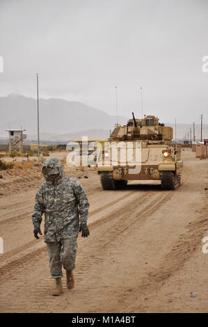 111105-A-GM826-010 Des soldats du 1er bataillon du 185ème bataillon interarmes (armure), en Californie, la Garde nationale se rendent à leur zone de rassemblement pour mener des exercices de manœuvre du véhicule de combat Bradley sur semoir en week-end le 5 novembre 2011, au Centre National d'entraînement de Fort Irwin. (Photo de Garde Nationale d'armée/spc. Nevada Jack Smith) Banque D'Images