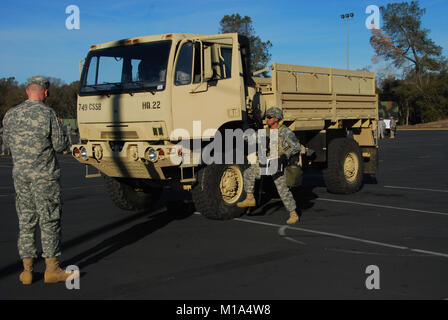 Slt Matthieu Nittinger, gauche, de l'Army National Guard de la Californie demande à la CPS. Nathan Seguritan, une pharmacie tech qui détient les trois ensembles de compétences de l'armée et affecté à la 115e groupe d'appui régional à Roseville, d'obtenir son envoi livre dans le cadre de son évaluation, tandis qu'à une base d'étape intermédiaire dans la Sierra College de Rocklin, janv. 6, 2012. Des observateurs de l'Équipe spéciale guerrier, la 223e, Institut régional de formation et d'entretien sur le terrain des magasins ont été placés tout au long du 115e groupe d'appui régional de préparation au déploiement d'urgence de l'exercice, qui avait 60 véhicules et 217 soldats déménagement th Banque D'Images