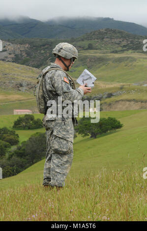 Le s.. Eugene Patton, un analyste du renseignement avec la Garde nationale du Colorado de l'Espace 117e Bataillon, son prochain point pendant la navigation terrestre événement dans la région de l'ARNG 2012 VII CONCOURS Meilleur Guerrier au Camp San Luis Obispo, Californie, le 23 avril. Banque D'Images