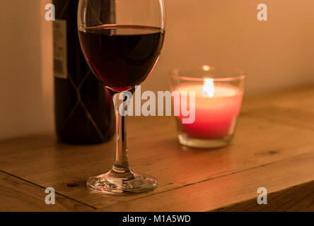 Vin rouge à la chandelle. Banque D'Images