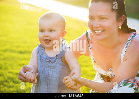 Portrait d'une mère heureuse avec son bébé Girl In Garden Banque D'Images