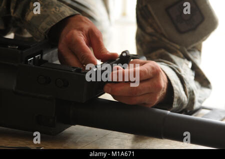 La CPS. John Sanchez, un opérateur de transport à moteur avec le Nouveau Mexique du détachement de la Garde nationale, 3 720e compagnie de transport, décompose un lance-grenade Mk 19 guerrier durant la bataille et tâches dans le cas des exercices 2012 Région ARNG VII CONCOURS Meilleur Guerrier au Camp San Luis Obispo, Californie, le 25 avril. Banque D'Images