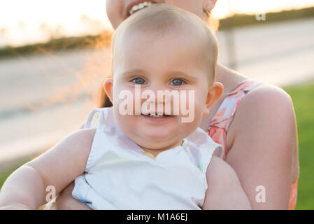 Portrait Of A Smiling Cute Baby Girl with her mother Banque D'Images