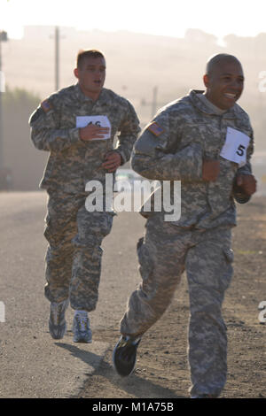 120910-Z-DH635-044 soldats exécuter le test de préparation physique de l'armée, le premier événement de l'Army National Guard 2013 Californie Concours meilleur guerrier, tenue du 10 au 13 septembre 2012 au Camp San Luis Obispo. (Photo/Garde nationale d'armée le s.. André Gardies Salli) Banque D'Images