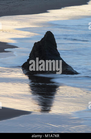 Lever du soleil sur la plage de Bandon, Oregon Banque D'Images