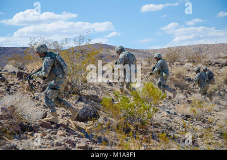 NTC FORT IRWIN - avec les soldats du 1er bataillon du 185e régiment de blindés, armes combinées (Battation) voies de leur objectif au cours d'un champ de tir réel squad Centre National d'entraînement à Fort Irwin. La cabine 185 soldats effectuaient des tables de tir dans le cadre de leur formation annuelle pour la garde nationale de Californie. (U.S. Photo de l'armée par le Sgt. Nevada Jack Smith) Banque D'Images