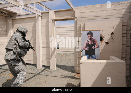 130911-Z-IB797- SPC. Roman Orlov, La Compagnie Bravo, 223e renseignement militaire, s'apprête à entrer dans une chambre avec un ennemi en attente de lui tirer une balle dans la maison de tir sur la voie des opérations en zone urbaine, le 11 septembre 2013, lors de la Californie de l'Army National Guard meilleur guerrier de la concurrence, qui a eu lieu au Camp San Luis Obispo, Californie, par l'Institut régional de formation 223e. (U.S. Photo de la Garde nationale par la CPS. James Wilton/libérés) Banque D'Images