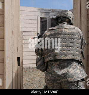 130911-Z-IB797- SPC. Roman Orlov, La Compagnie Bravo, 223e renseignement militaire, entre dans une chambre dans la maison de tir sur les opérations urbaines lane, le 11 septembre 2013, lors de la Californie de l'Army National Guard meilleur guerrier de la concurrence, qui a eu lieu au Camp San Luis Obispo, Californie, par l'Institut régional de formation 223e. (U.S. Photo de la Garde nationale par la CPS. James Wilton/libérés) Banque D'Images