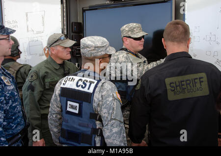 NAVAL WEAPONS STATION Seal Beach, Californie -- 9e équipe de soutien civil Science de 2e Le Lieutenant Keith Hapenney commentaires connu d'information avec les membres de l'équipe SWAT du comté d'Orange et de la Marine les forces de sécurité lors d'un tireur actif scénario, le 25 février. La Garde Nationale de Californie Photo par le Sgt. 1re classe Benjamin M.M. Cossel Banque D'Images