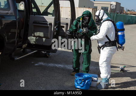 NAVAL WEAPONS STATION Seal Beach, Californie - Le Sgt.1re classe Jeremy Brunette, 9e équipe de soutien civil, en Californie, la Garde nationale et membre de l'Orange County Sheriff department's bomb squad effectuer une analyse sur un véhicule suspect, le 25 février au cours d'un exercice d'entraînement de tir qui a incorporé une arme de destruction massive dans le scénario. La Garde Nationale de Californie Photo par le Sgt. 1re classe Benjamin M.M. Cossel Banque D'Images