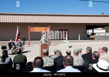 Le général Lawrence A. Haskins, commandant de la Garde nationale de Californie, le membre du Congrès américain Sam Farr, et le Colonel John N. Haramalis, commandant de camp Roberts, dévoiler la nouvelle de la salle à manger sur le Camp Roberts, ainsi qu'une visite guidée des deux autres de nouvelles installations de formation, le 13 mai 2014. La nouvelle 8 600 mètres carrés de la salle à manger sera utilisé par des milliers de membres des forces militaires qui s'entraînent à camp Roberts chaque année. (Air National Guard photo par le Sgt. Julie Avey) Banque D'Images