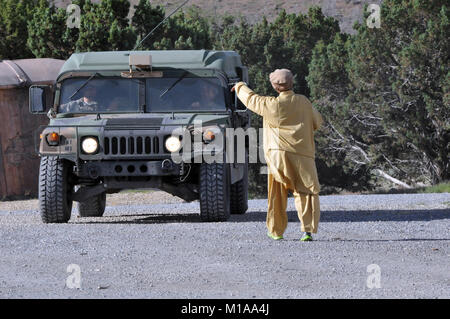 Un joueur un rôle drapeaux Humvee au cours d'un exercice de collecte de renseignements à Panther 2014 Grève au Camp Williams, de l'Utah, le 20 juin. Au cours de l'exercice, plus de 100 soldats du renseignement militaire ont enfilé des vêtements locaux et occupé les villages afghans simulés. Panther Grève est un événement annuel de formation qui regroupe des soldats du renseignement militaire à travers les États-Unis et les pays partenaires pour une grande échelle, dynamique, l'ensemble du spectre de l'exercice de renseignement. (U.S. Photo Photo de l'armée de la Garde nationale et de la CPS. Brianne M. Roudebush/libérés) Banque D'Images