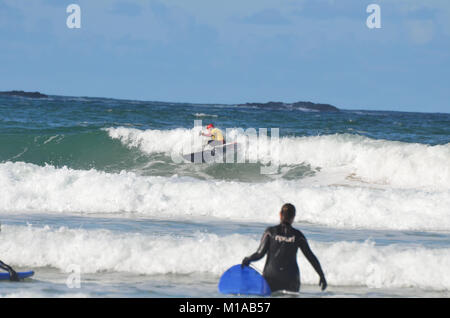 Portrush, Fr d'Antrim, en Irlande du Nord.14 Septembre 2013 : Un Kyaker-rides les disjoncteurs de l'Atlantique Banque D'Images