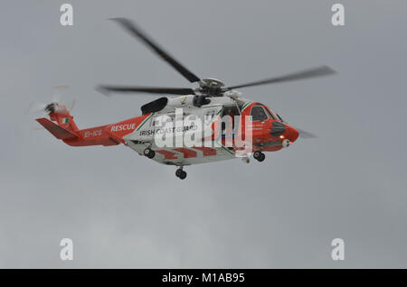 Portrush, Fr d'Antrim, en Irlande du Nord. 31 août 2013 :- Irish Coast Guard Sikorsky S-92A en battant l'affichage à l'Airshow Portrush Banque D'Images