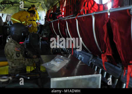 3 pilotes de l'Adjudant-chef Eric Aguilar et l'Adjudant-chef Daniel 2 Brum voler un équipage CH-47 Chinook par CAL FIRE et la garde nationale de Californie les membres au cours de la formation de pompier Terre sauvage près de Sutter Creek, Californie, le 16 avril. L'équipage a effectué une formation de godet en préparation pour la prochaine saison des incendies. (U.S. La Garde nationale de l'armée photo/cps. Amy E. Carle) Banque D'Images