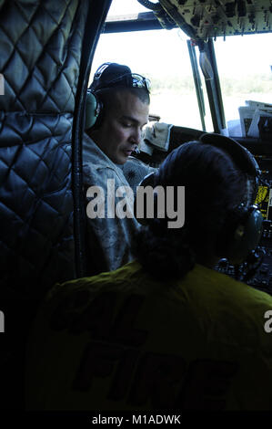 3 pilotes de l'Adjudant-chef Eric Aguilar et l'Adjudant-chef Daniel 2 Brum voler un équipage CH-47 Chinook par CAL FIRE et la garde nationale de Californie les membres au cours de la formation de pompier Terre sauvage près de Sutter Creek, Californie, le 16 avril. L'équipage a effectué une formation de godet en préparation pour la prochaine saison des incendies. (U.S. La Garde nationale de l'armée photo/cps. Amy E. Carle) Banque D'Images