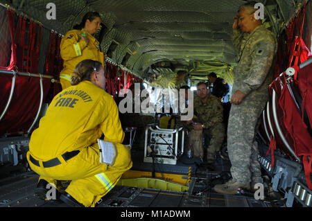 3 pilotes de l'Adjudant-chef Eric Aguilar et l'Adjudant-chef Daniel 2 Brum voler un équipage CH-47 Chinook par CAL FIRE et la garde nationale de Californie les membres au cours de la formation de pompier Terre sauvage près de Sutter Creek, Californie, le 16 avril. L'équipage a effectué une formation de godet en préparation pour la prochaine saison des incendies. (U.S. La Garde nationale de l'armée photo/cps. Amy E. Carle) Banque D'Images