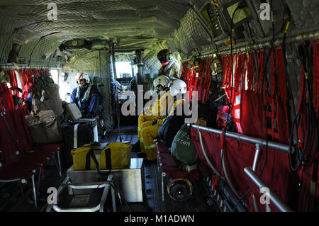 3 pilotes de l'Adjudant-chef Eric Aguilar et l'Adjudant-chef Daniel 2 Brum voler un équipage CH-47 Chinook par CAL FIRE et la garde nationale de Californie les membres au cours de la formation de pompier Terre sauvage près de Sutter Creek, Californie, le 16 avril. L'équipage a effectué une formation de godet en préparation pour la prochaine saison des incendies. (U.S. La Garde nationale de l'armée photo/cps. Amy E. Carle) Banque D'Images