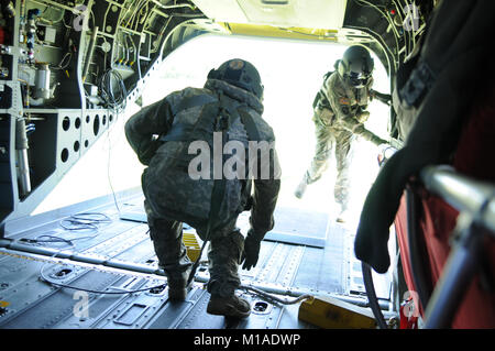 3 pilotes de l'Adjudant-chef Eric Aguilar et l'Adjudant-chef Daniel 2 Brum voler un équipage CH-47 Chinook par CAL FIRE et la garde nationale de Californie les membres au cours de la formation de pompier Terre sauvage près de Sutter Creek, Californie, le 16 avril. L'équipage a effectué une formation de godet en préparation pour la prochaine saison des incendies. (U.S. La Garde nationale de l'armée photo/cps. Amy E. Carle) Banque D'Images