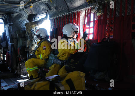 3 pilotes de l'Adjudant-chef Eric Aguilar et l'Adjudant-chef Daniel 2 Brum voler un équipage CH-47 Chinook par CAL FIRE et la garde nationale de Californie les membres au cours de la formation de pompier Terre sauvage près de Sutter Creek, Californie, le 16 avril. L'équipage a effectué une formation de godet en préparation pour la prochaine saison des incendies. (U.S. La Garde nationale de l'armée photo/cps. Amy E. Carle) Banque D'Images