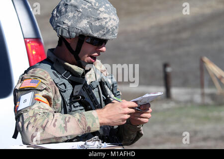 La Garde nationale de l'Armée de la Californie Le Sgt. James W. Peterson, Intel &AMP ; le maintien en puissance Co, 40e Division d'infanterie, discute de son site des coordonnées dans le cas de navigation terrestre de Californie 2017 Concours meilleur guerrier 1-5 novembre 2016, au Camp de San Luis Obispo, San Luis Obispo, Californie. (Photo/Garde nationale d'armée le s.. Eddie Sigüenza) Banque D'Images