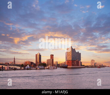 HANBURG, ALLEMAGNE - 12 août, 2015 : Hambirg, vue sur l'Elbe vers, une salle de concert Elbphilharmonie dans l'Hafen City au coucher du soleil. Banque D'Images