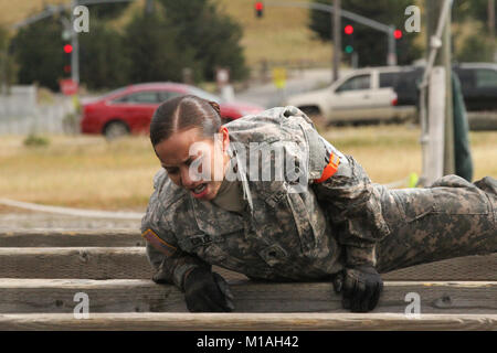 Garde nationale d'Armée de Guam de la CPS. Nicole D. manoeuvres Cruz à travers le parcours du cas le 16 mai 2017 au cours de la région de l'Army National Guard 7 Concours meilleur guerrier 15-19 mai à Camp San Luis Obispo, Californie. (U.S. Photo de la Garde nationale par le sergent. Eddie Sigüenza) Banque D'Images