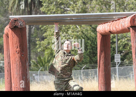 Nationale de l'Armée de l'Utah Guardsman SPC. Justin P. Ascione passe par le Monkey bar événement dans le Parcours du 16 mai 2017 au cours de la région de l'Army National Guard 7 Concours meilleur guerrier 15-19 mai à Camp San Luis Obispo, Californie. (U.S. Photo de la Garde nationale par le sergent. Eddie Sigüenza) Banque D'Images