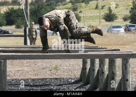 Nationale de l'Armée de l'Utah Guardsman SPC. Justin P. Ascione haies par sauts latéraux dans le parcours au cours de l'événement 16 Mai 2017 Région de l'Army National Guard 7 Concours meilleur guerrier 15-19 mai à Camp San Luis Obispo, Californie. (U.S. Photo de la Garde nationale par le sergent. Eddie Sigüenza) Banque D'Images