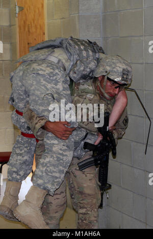 Nationale de l'Armée de l'Arizona Guardsman SPC. Stephen Munoz porte un blessé simulé en otage dans un immeuble 17 mai 2017 au cours de la Garde nationale de la région VII Bureau du concours meilleur guerrier événement mystère à Camp Roberts, en Californie. (U.S. La Garde nationale de l'armée photo/Le s.. Eddie Sigüenza) Banque D'Images