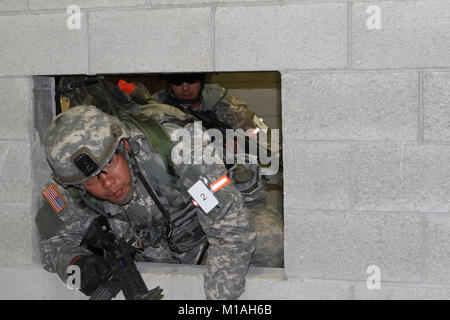 Nationale de l'Armée de la Californie Guardsman SPC. David Chang lentement à un trou de mur 17 mai 2017 au cours de la Garde nationale de la région VII Bureau du concours meilleur guerrier événement mystère à Camp Roberts, en Californie. (U.S. La Garde nationale de l'armée photo/Le s.. Eddie Sigüenza) Banque D'Images