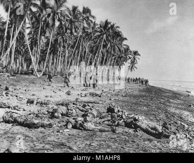 Les soldats japonais morts se trouvent sur le banc de sable à l'embouchure de Alligator Creek à Guadalcanal le 21 août 1942 après avoir été tués par les Marines américains lors de la bataille de l'Tenaru. 21 août, 1942 Banque D'Images