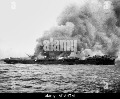 La US Navy porte-avions USS Lexington (CV-2), brûlures et naufrage après l'équipage abandonne le navire pendant la bataille de la mer de Corail, 8 mai 1942. Remarque les avions stationnés à l'arrière, où les incendies n'ont pas encore atteint. Banque D'Images
