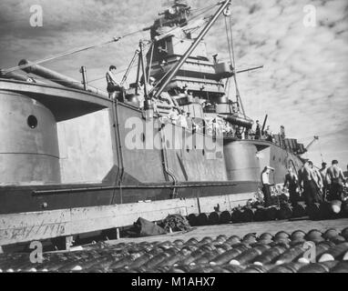 USS CALIFORNIA (BB-40) Chargement 14 coquilles' pour sa prochaine opération, dans le Pacifique, vers début-mi 1944. Banque D'Images