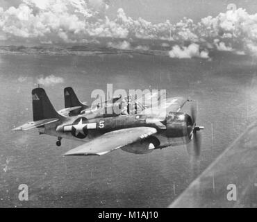 General Motors FM-2 Wildcat 'combattants' - General Motors FM-2 Wildcat USS combattants de White Plains (CVE-66), voler une mission d'escorte, probablement au cours de frappes aériennes sur les installations japonaises sur Rota Island, Marianas, 24 juin 1944. Banque D'Images